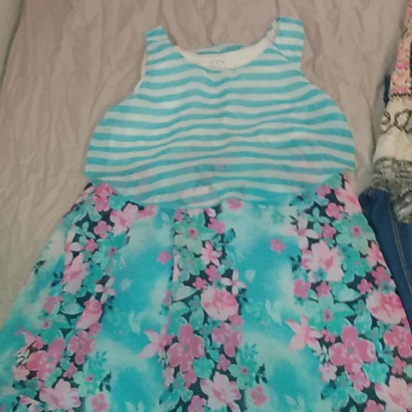 2 shirts 2 pairs of pants 1 pair of shoes dresses - Picture 5 of 14